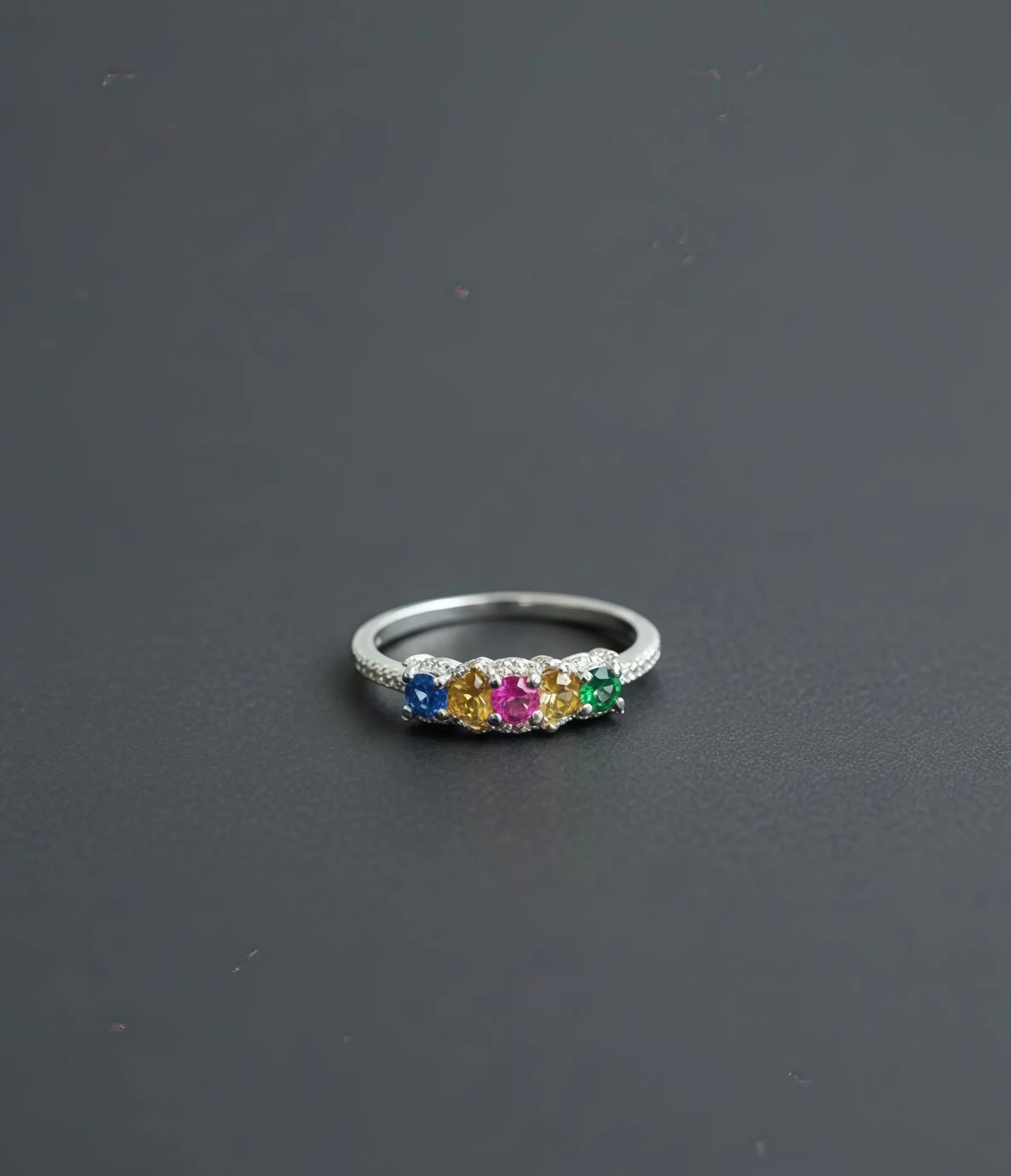 Vista de Anillo banda fina con zirconias multicolor