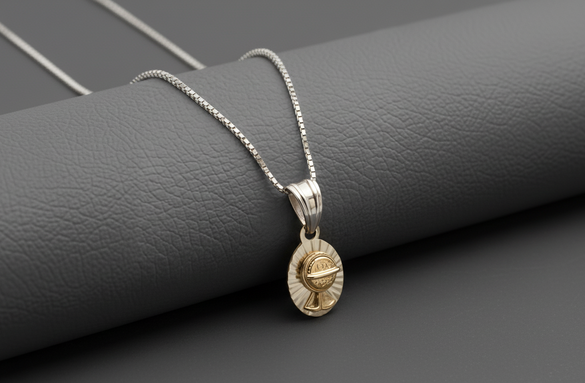 Cadena tipo caja con dije de cáliz