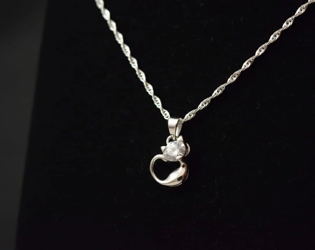 Cadena tipo cuerda con dije de gato y zirconia