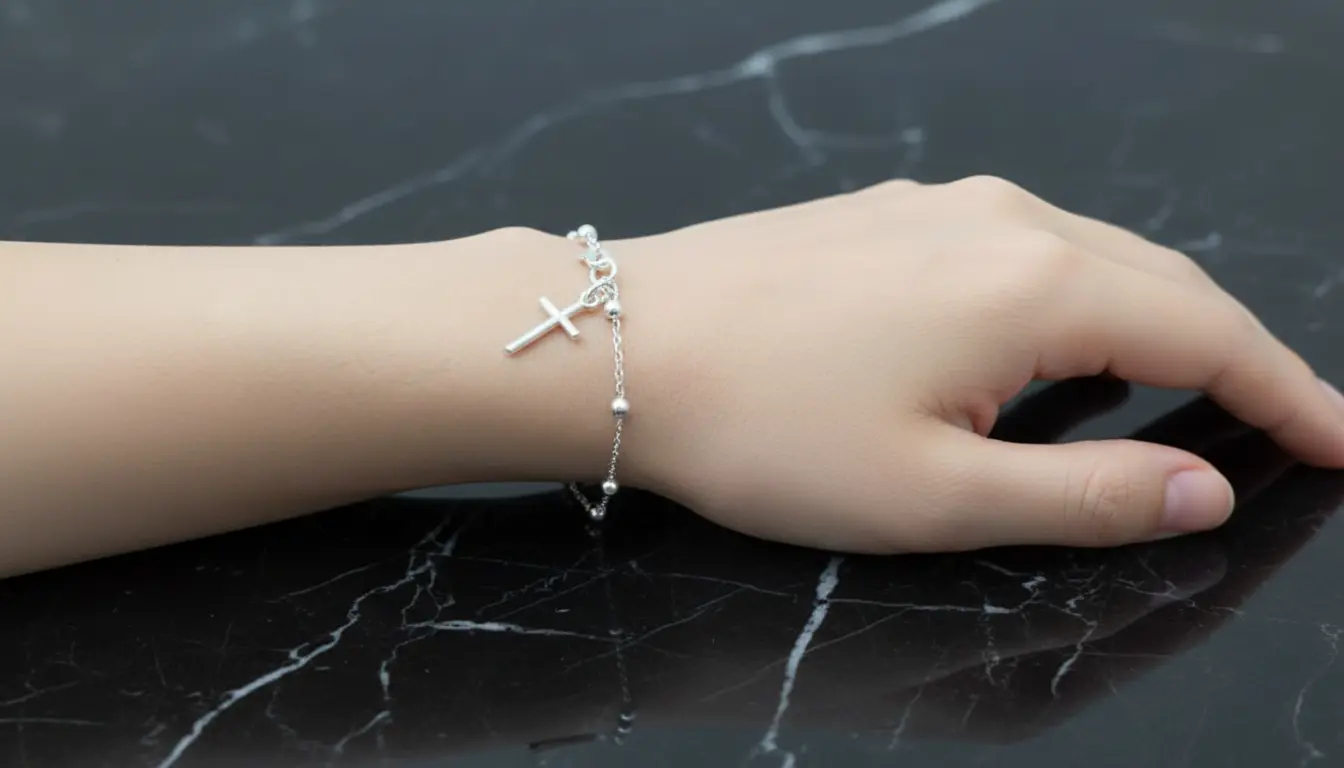 Pulsera con cuentas y Charm de Cruz