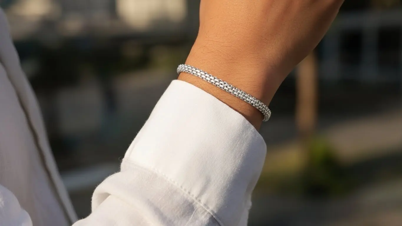 Vista de Pulsera Chinesca de Plata con Acabado Brillante